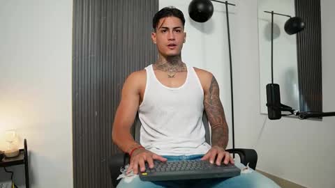 Snapshot of axel_villa chatting on 10-03-25, 08:28 Agustin online show from 10-03-25, 08:28