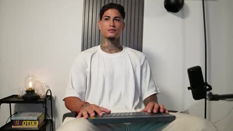 Snapshot of axel_villa chatting on 10-09-25, 08:51 Agustin online show from 10-09-25, 08:51
