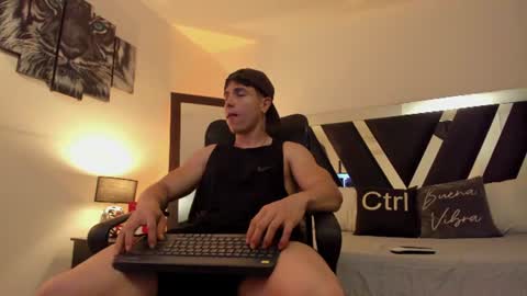 Snapshot of axelmartinezz chatting on 06-19-26, 09:51 axelmartinezz online show from 06-19-26, 09:51