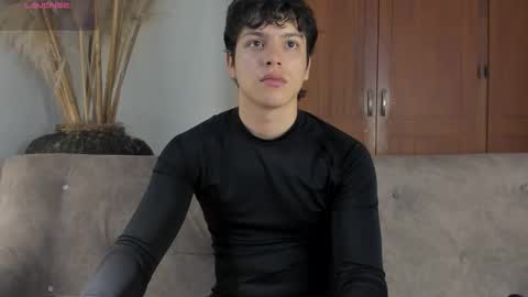 Snapshot of axelraven chatting on 12-17-25, 01:50 Axel Raven online show from 12-17-25, 01:50