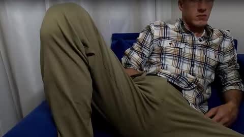 Snapshot of axl_fx chatting on 09-21-25, 12:01 Axl online show from 09-21-25, 12:01