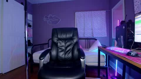 Snapshot of aynmarie chatting on 02-13-25, 10:43 mia rand online show from 02-13-25, 10:43