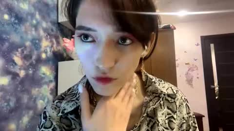 Snapshot of azaleegansen chatting on 10-31-25, 02:51 Minro online show from 10-31-25, 02:51