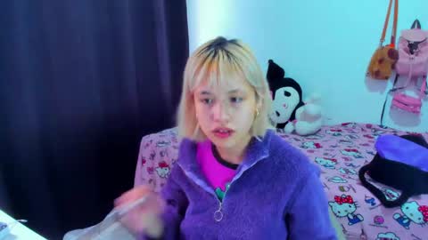 Snapshot of azu_moure chatting on 04-22-26, 08:32 Azu Moure online show from 04-22-26, 08:32