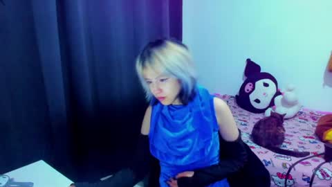 Snapshot of azu_moure chatting on 07-26-26, 10:38 Azu Moure online show from 07-26-26, 10:38