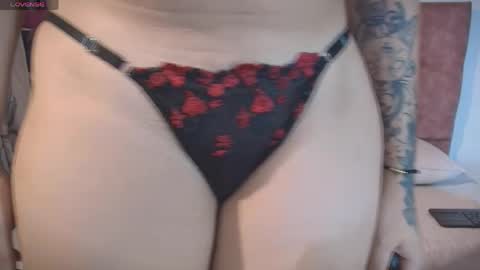 Snapshot of azul_honey chatting on 05-27-26, 06:38 HONEY AZUL online show from 05-27-26, 06:38