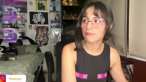 Snapshot of b0nnie_h0ney chatting on 05-25-26, 01:22 Lyanna online show from 05-25-26, 01:22