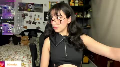Snapshot of b0nnie_h0ney chatting on 07-04-26, 01:34 Lyanna online show from 07-04-26, 01:34