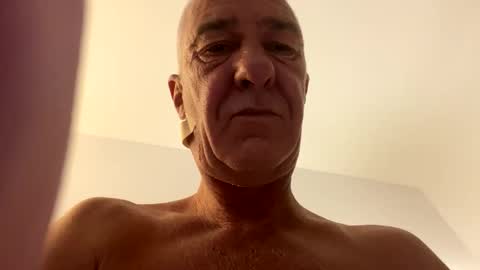 Snapshot of b_benito chatting on 10-07-25, 08:06 benito online show from 10-07-25, 08:06