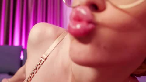 Snapshot of baaaybeee chatting on 11-26-25, 09:27 Alessia online show from 11-26-25, 09:27