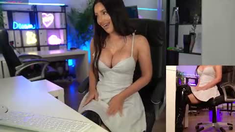 Snapshot of babesgowild chatting on 07-10-26, 05:12 Olivia and Lexi online show from 07-10-26, 05:12