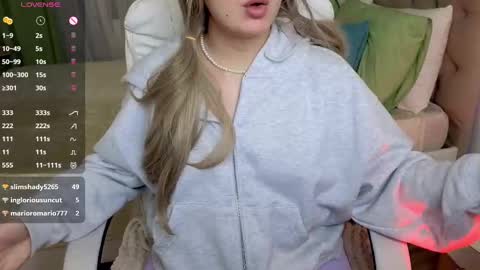 Snapshot of baby_debbie chatting on 02-21-25, 01:11 Debora online show from 02-21-25, 01:11