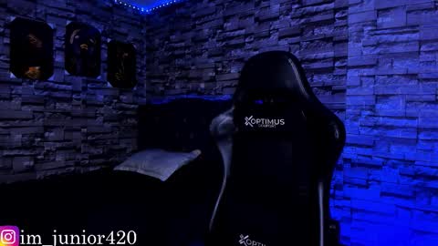 Junior       Independent Model online show from 09-15-25, 06:46