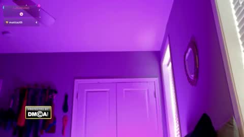 Snapshot of badbabesquirt chatting on 12-17-25, 04:35 Alice online show from 12-17-25, 04:35