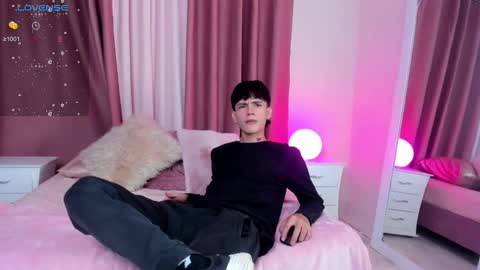 Snapshot of badboy_one chatting on 10-21-25, 09:37 jhojan online show from 10-21-25, 09:37