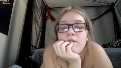 Snapshot of baeblondie chatting on 02-25-25, 03:05 baeblondie online show from 02-25-25, 03:05