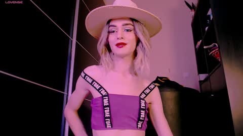 Snapshot of barbara_6_6_6 chatting on 12-17-24, 12:00 Barbara Blossom online show from 12-17-24, 12:00