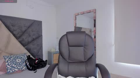 Snapshot of barbaraknox_ chatting on 06-14-26, 06:32 Barbara online show from 06-14-26, 06:32