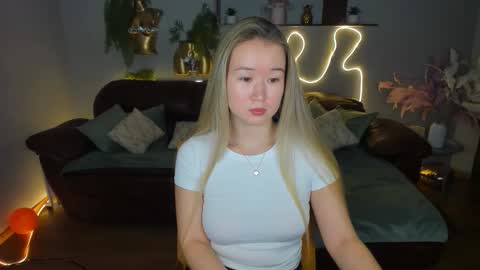 Snapshot of barbaramiles chatting on 11-17-25, 10:54 Barbara online show from 11-17-25, 10:54