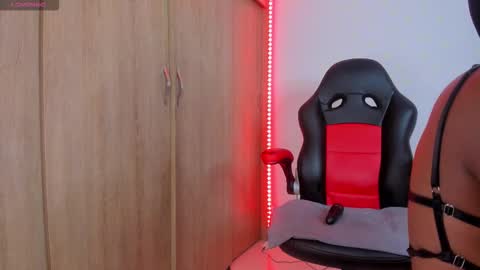 Nicolle  online show from 11-10-25, 04:00