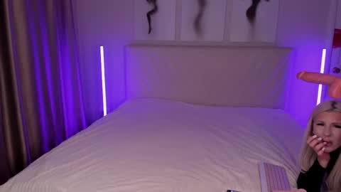 Snapshot of barbielina_ chatting on 05-05-26, 08:06 Emma online show from 05-05-26, 08:06