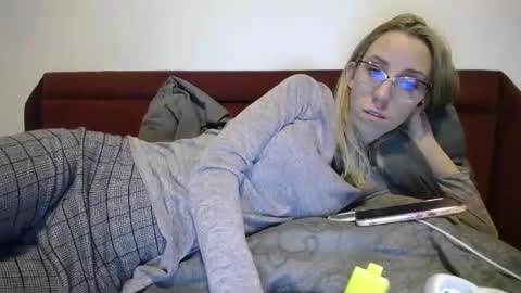 Snapshot of barelylegalblondy chatting on 01-29-25, 07:11 Lena online show from 01-29-25, 07:11