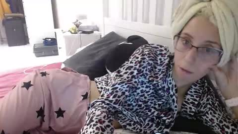 Snapshot of barelylegalblondy chatting on 09-15-25, 05:46 Lena online show from 09-15-25, 05:46