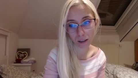 Snapshot of barelylegalblondy chatting on 10-26-25, 05:52 Lena online show from 10-26-25, 05:52