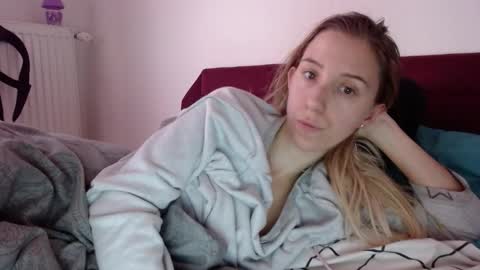 Snapshot of barelylegalblondy chatting on 03-11-26, 07:47 Lena online show from 03-11-26, 07:47