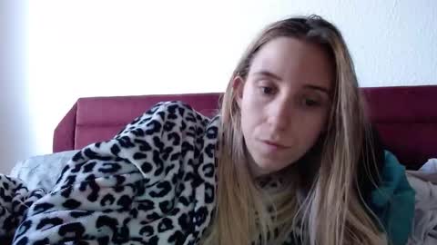 Snapshot of barelylegalblondy chatting on 03-12-26, 01:06 Lena online show from 03-12-26, 01:06