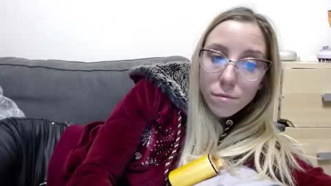 Snapshot of barelylegalblondy chatting on 03-16-26, 06:34 Lena online show from 03-16-26, 06:34