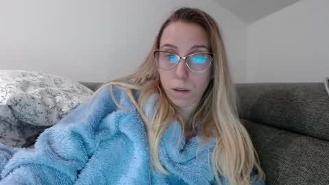 Snapshot of barelylegalblondy chatting on 03-23-26, 06:23 Lena online show from 03-23-26, 06:23