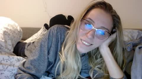 Snapshot of barelylegalblondy chatting on 03-25-26, 06:47 Lena online show from 03-25-26, 06:47
