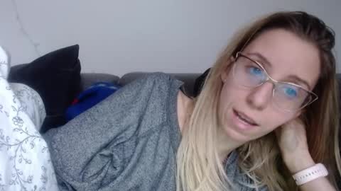 Snapshot of barelylegalblondy chatting on 03-27-26, 07:25 Lena online show from 03-27-26, 07:25