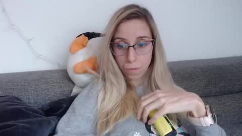 Snapshot of barelylegalblondy chatting on 03-28-26, 02:49 Lena online show from 03-28-26, 02:49