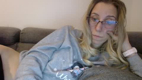 Snapshot of barelylegalblondy chatting on 03-30-26, 04:30 Lena online show from 03-30-26, 04:30