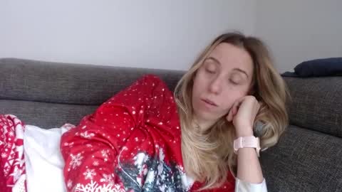 Snapshot of barelylegalblondy chatting on 04-04-26, 07:28 Lena online show from 04-04-26, 07:28