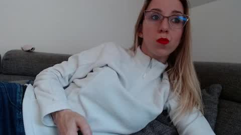 Snapshot of barelylegalblondy chatting on 04-16-26, 04:19 Lena online show from 04-16-26, 04:19
