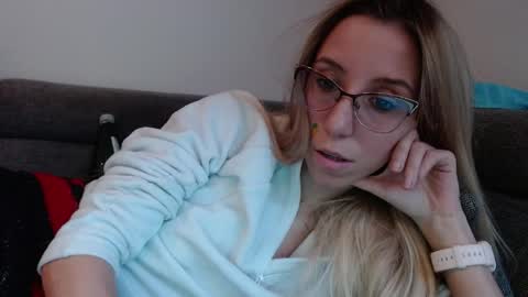 Snapshot of barelylegalblondy chatting on 04-18-26, 05:28 Lena online show from 04-18-26, 05:28