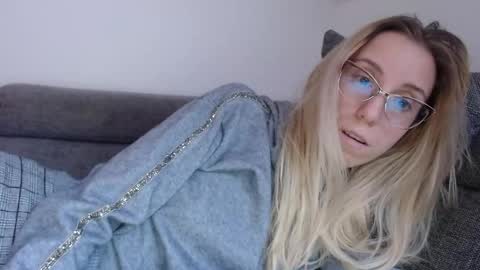 Snapshot of barelylegalblondy chatting on 04-20-26, 05:37 Lena online show from 04-20-26, 05:37