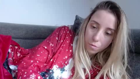 Snapshot of barelylegalblondy chatting on 04-22-26, 09:01 Lena online show from 04-22-26, 09:01