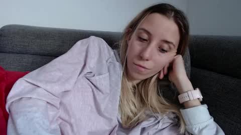 Snapshot of barelylegalblondy chatting on 04-23-26, 09:41 Lena online show from 04-23-26, 09:41