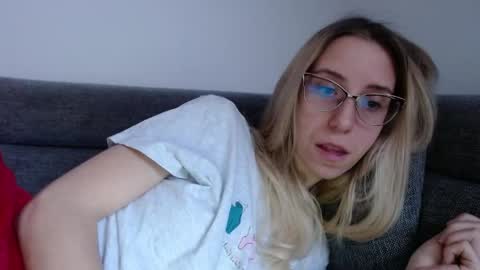 Snapshot of barelylegalblondy chatting on 04-24-26, 07:11 Lena online show from 04-24-26, 07:11