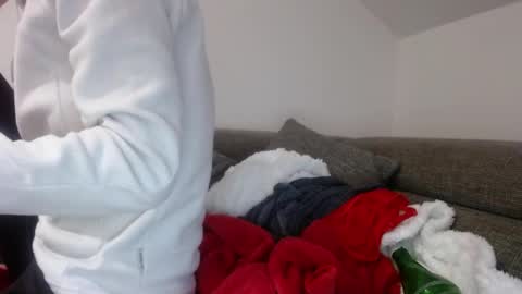 Snapshot of barelylegalblondy chatting on 05-05-26, 06:27 Lena online show from 05-05-26, 06:27