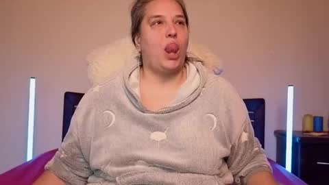 Love online show from 11-16-25, 03:28