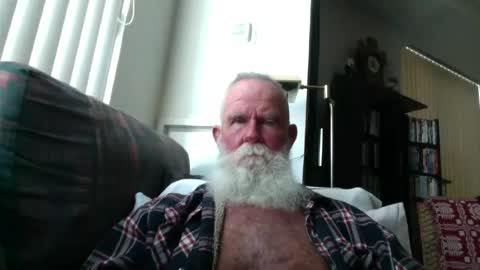 Snapshot of beardbushy chatting on 06-17-26, 02:40 beardbushy online show from 06-17-26, 02:40