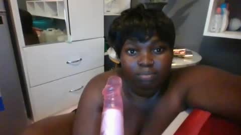 Snapshot of beautie699392 chatting on 02-07-25, 01:32 Lil stunner online show from 02-07-25, 01:32