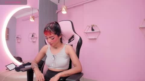 Snapshot of beautty_woman_ chatting on 04-28-26, 07:19 Sara online show from 04-28-26, 07:19