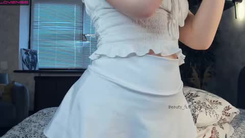 Snapshot of beauty_future chatting on 02-19-25, 09:50 Nicole online show from 02-19-25, 09:50