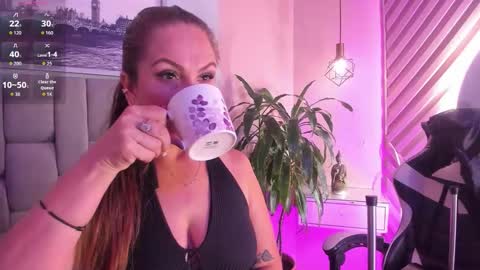 Snapshot of beauty_milf4 chatting on 10-15-25, 11:54 Chantall online show from 10-15-25, 11:54